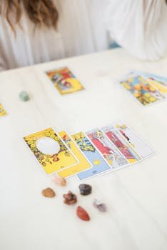 baraja de tarot completa con piedras en una seccion